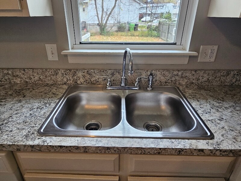 Building Photo - 608 Sunflower Dr