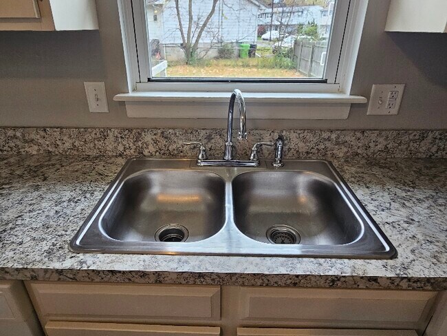 Building Photo - 608 Sunflower Dr