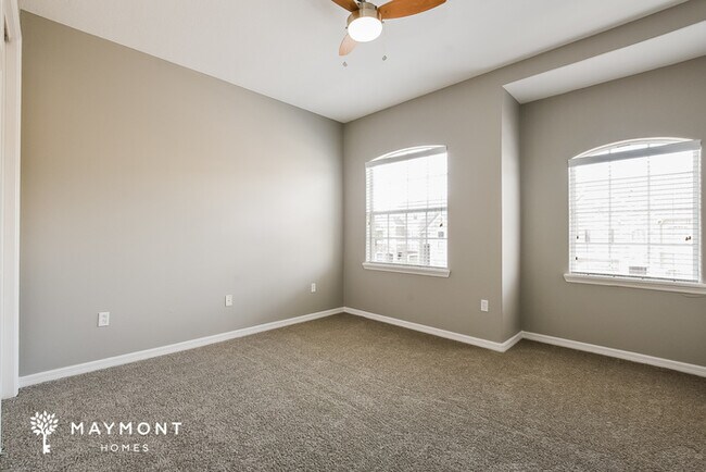 Building Photo - 4 Bedroom Townhome in Orlando