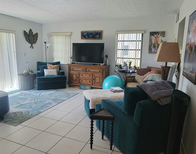 Building Photo - 1800 NE 39th Ct