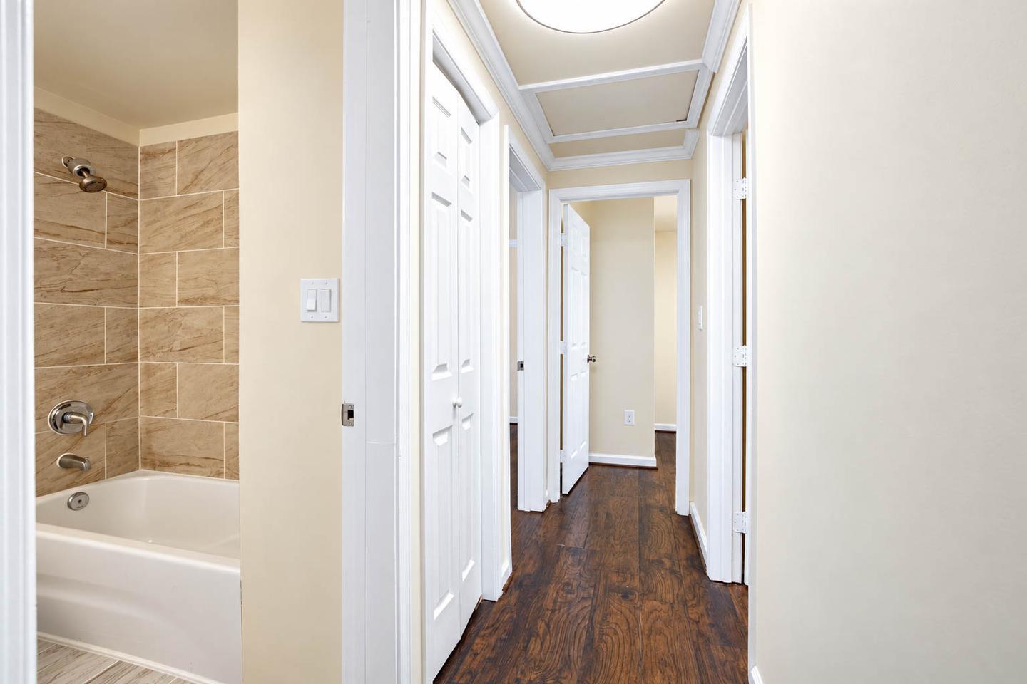 Building Photo - Bright & Comfortable Home in DC