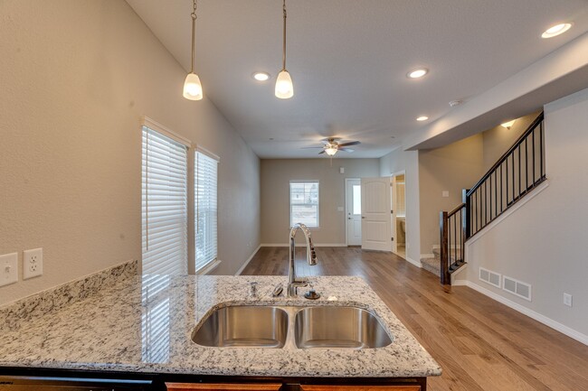 Building Photo - Stunning 3 Bedroom 2 Bathroom townhome in Fort Collins!