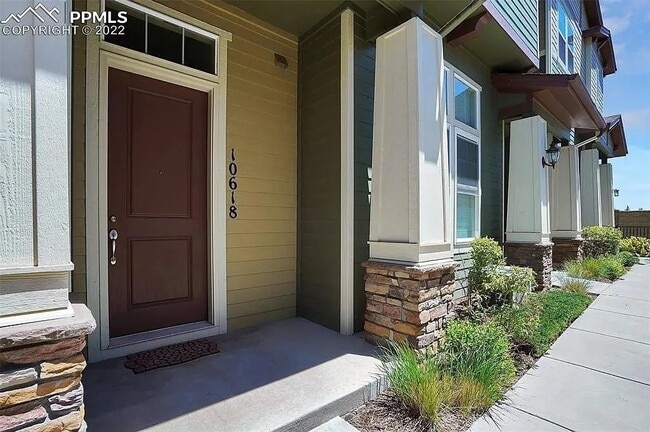 Building Photo - Beautiful 2 bedroom townhouse near Pine Cr...
