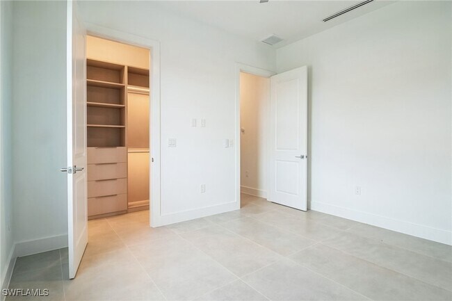 Building Photo - 123 SW 35th Ave