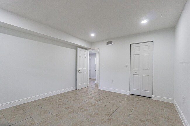 Building Photo - 556 Clearwater Largo Rd