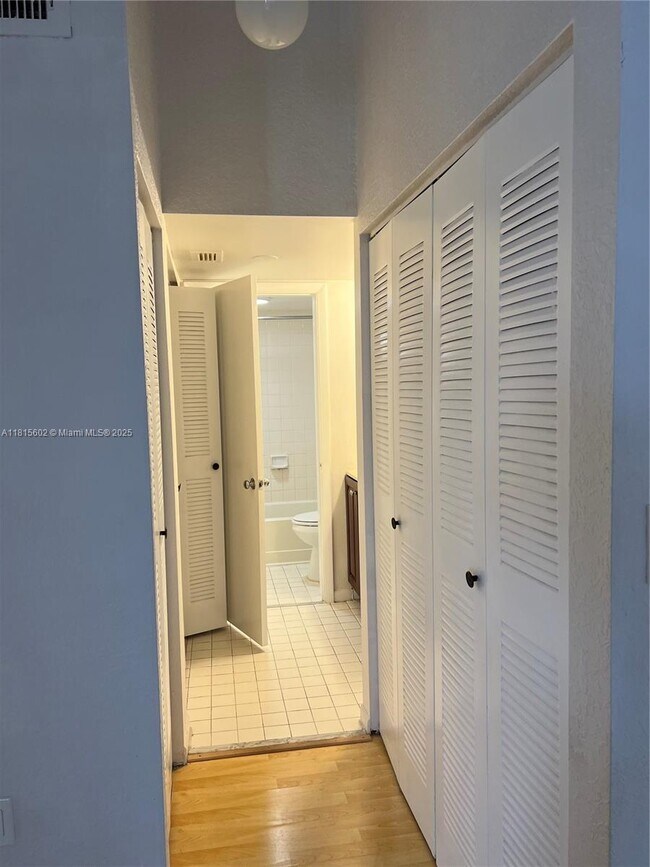 Building Photo - 2811 N Oakland Forest Dr