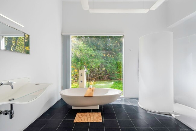 Building Photo - 431 Valley Rd