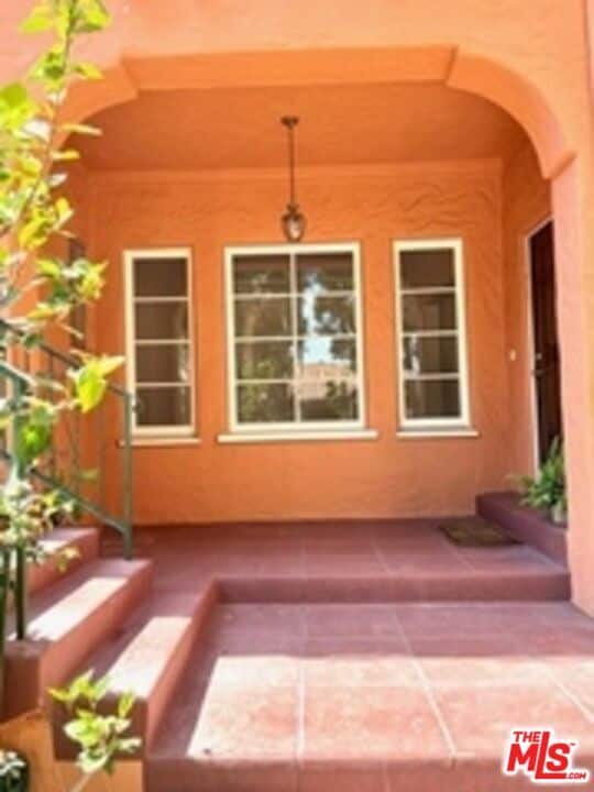 Building Photo - 1115 S La Peer Dr