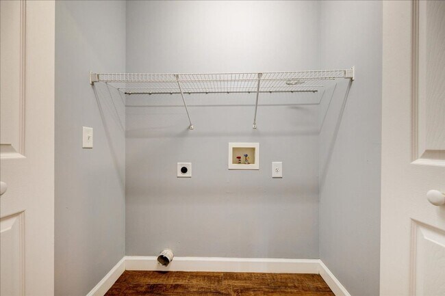 Building Photo - 3 bedroom 2 Bath Large Apartment Home $1,569/mo Rent