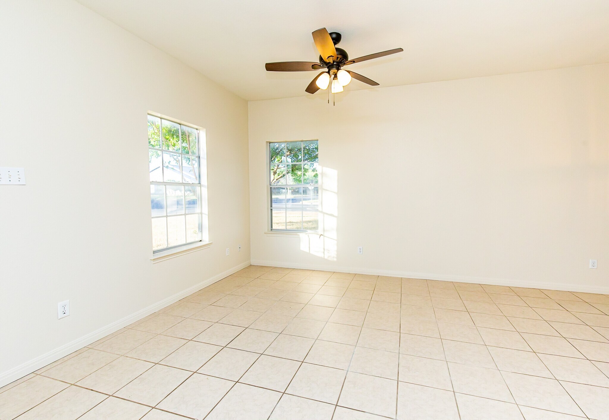 Living Room - 3001 Whisper Oaks Ln