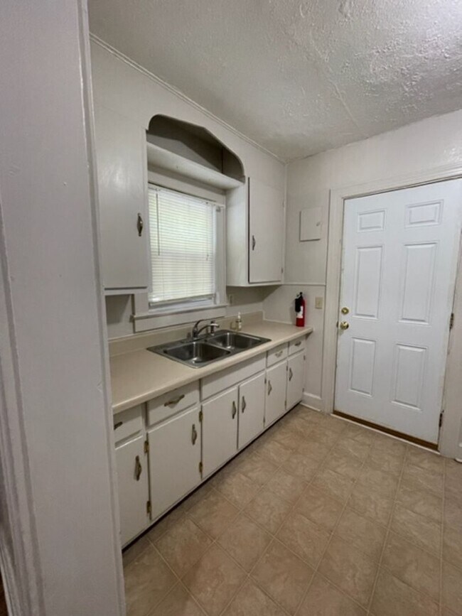 Building Photo - 2 bedroom, 1 bath home Short term or Long term lease options - Call Debra Johnson 865-591-8281