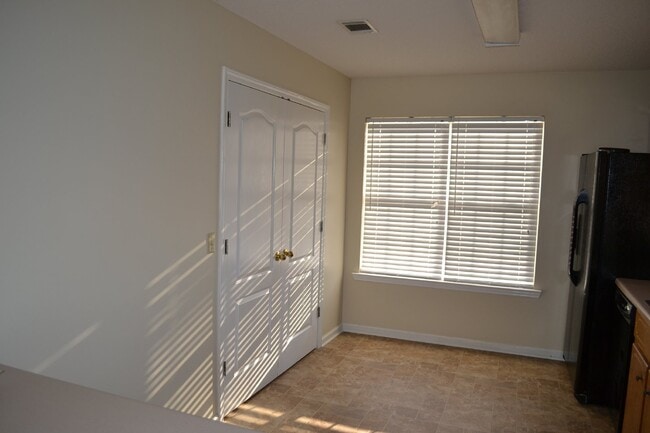 Building Photo - Home For Rent