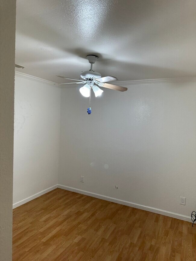 Building Photo - Modesto 3 Bedroom 2 Bath Home