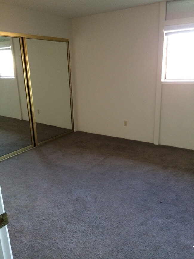 Building Photo - Town Home in South Davis!