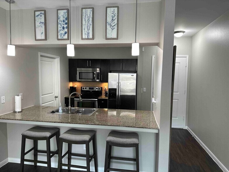 Building Photo - 800 W Sam Houston Pkwy N