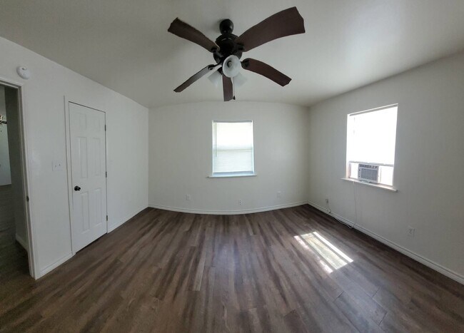Building Photo - 1714 County Rd 244E