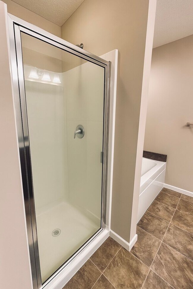 Building Photo - Updated 4bed/3bath Townhome in Prime Maple...