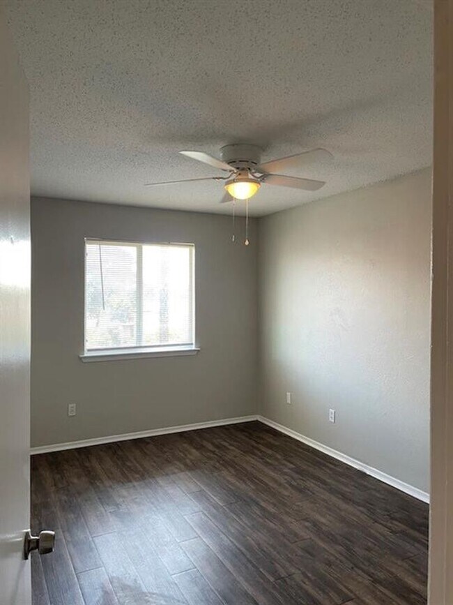 Building Photo - 8401 Colony Loop Dr
