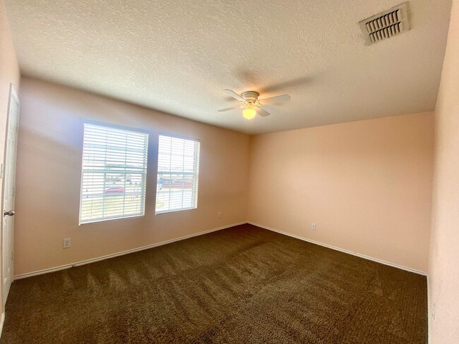 Building Photo - $300 OFF 1ST MONTH RENT IF YOU MOVE IN WIT...