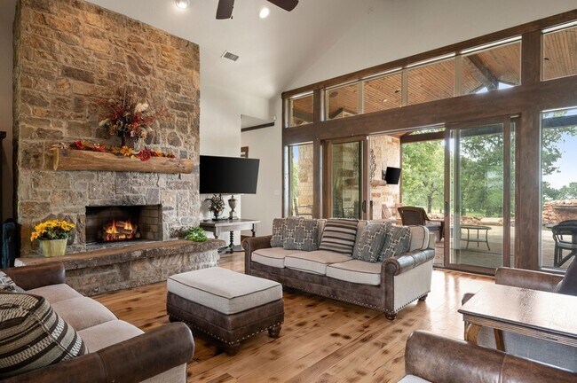 Building Photo - 248 Howard Rd