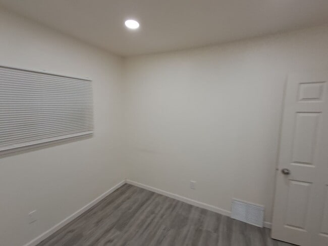 Building Photo - 2-bedroom, newly remodeled home on Flint's far east side