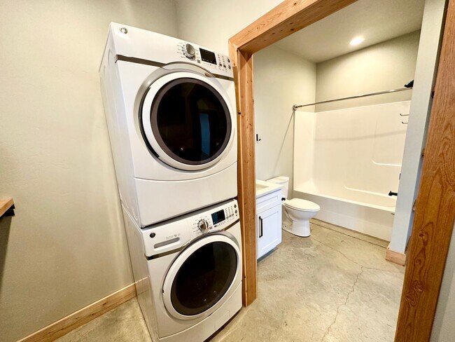 Building Photo - 121 E 26th Ave