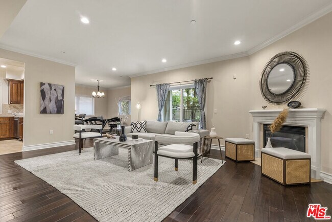 Building Photo - 2347 Fox Hills Dr