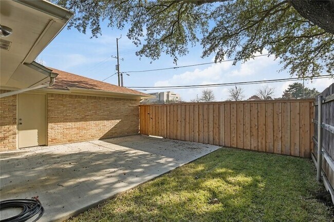 Building Photo - 9015 Villa Park Cir