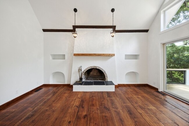 Building Photo - Available 6/15. Stunning, Fully-Rennovated...