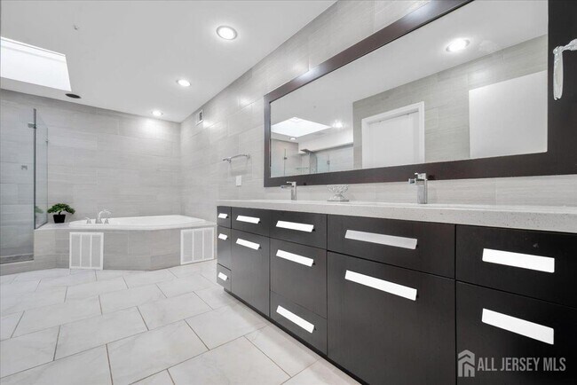 Building Photo - 950 Sunset Ridge