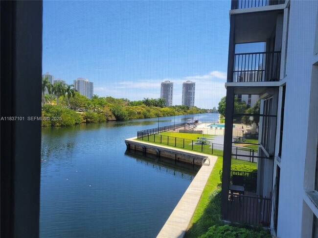 Building Photo - 3401 N Country Club Dr