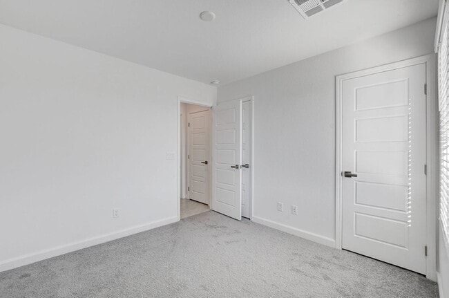 Building Photo - Like New Townhome at Falcon Ridge