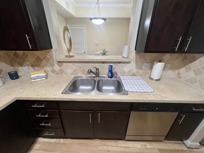 Building Photo - 3300 Cummins St