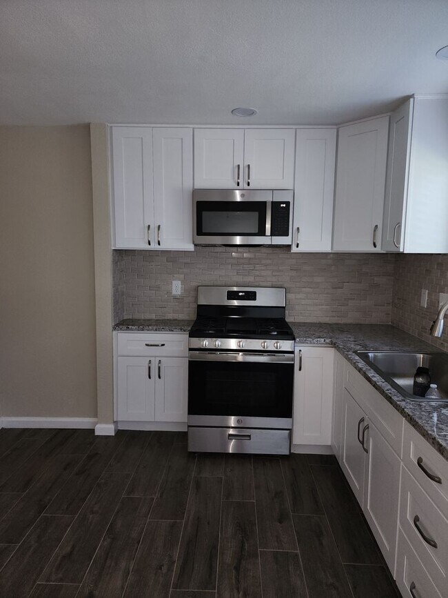 Building Photo - Recently Updated -  2 Bedroom 1 Bathroom O...