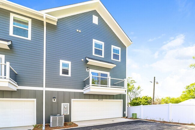 Building Photo - Beautiful 4BR 3.5BA Townhome w/ Full Appliance Kitchen Garage Parking in University