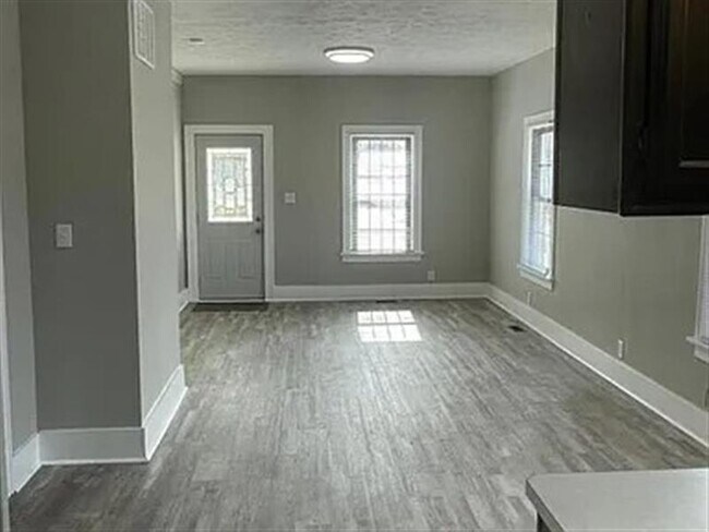 Building Photo - Amazing Family Home
