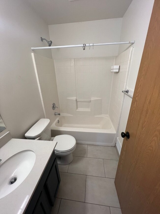Building Photo - 3 Bedroom Home - Newly Renovated!