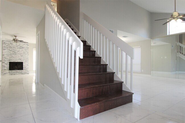 Building Photo - 4611 Silver Fox Dr