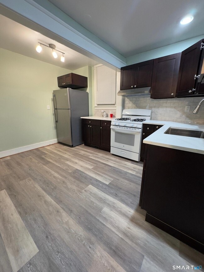 Building Photo - 10 Bank St