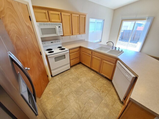 Building Photo - Small Dogs Welcome! 3 Bedroom, 2 Bathroom ...