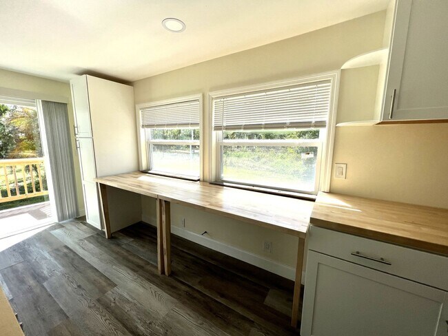 Building Photo - FIRST MONTHS RENT FREE!!! 5 ACRES OF PARAD...