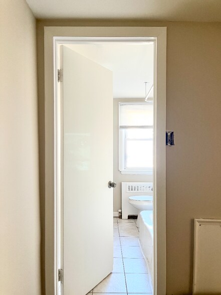 Building Photo - 1023 W Lancaster Ave