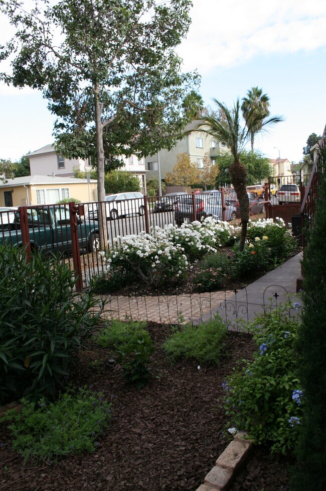 Building Photo - 2527 Elm Ave