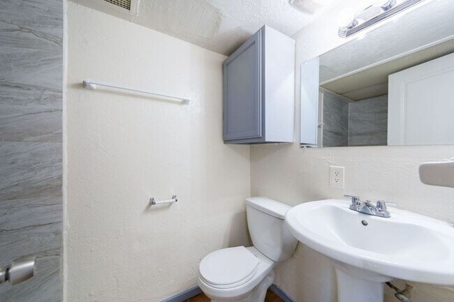 Building Photo - HALF OFF ON FIRST MONTHS RENT MOVE-IN SPECIAL
