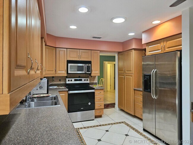 Building Photo - 286 NE Brunson Ct