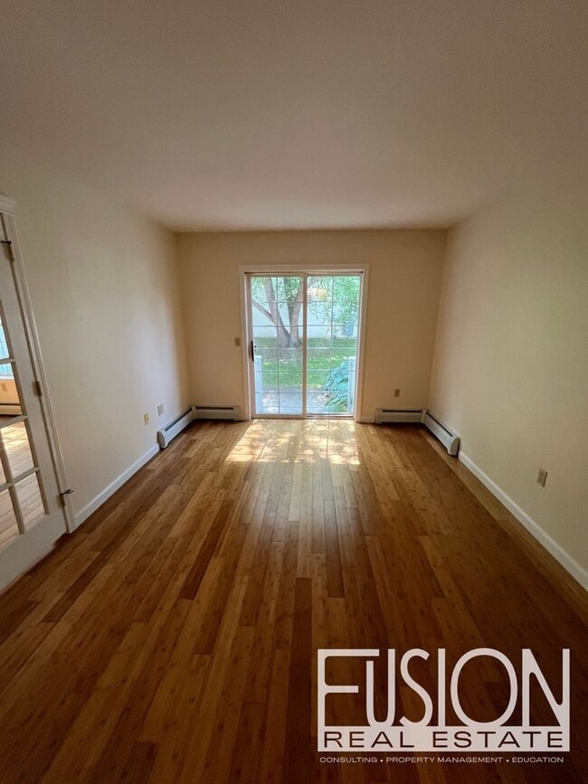 Building Photo - Impeccably Maintained 3bd, 2 bth Stonington Circle Condo!