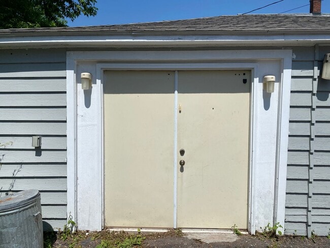 Building Photo - AVAILABLE JULY 1ST 3 Bedroom2 Bathroom + Office