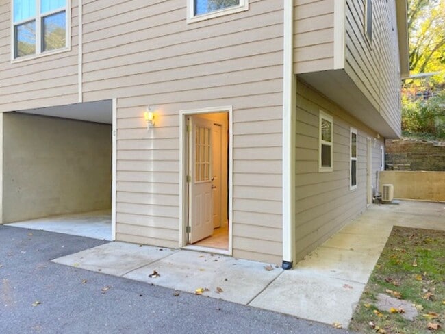 Building Photo - West Asheville Basement Apartment