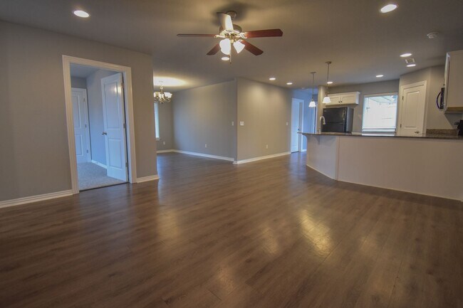 Building Photo - Nice 4 Bedroom Upscale Home In The Heart of Fayetteville!!