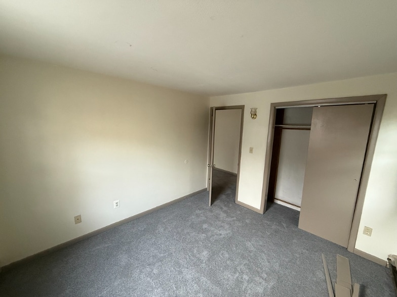 Building Photo - 372 Park St